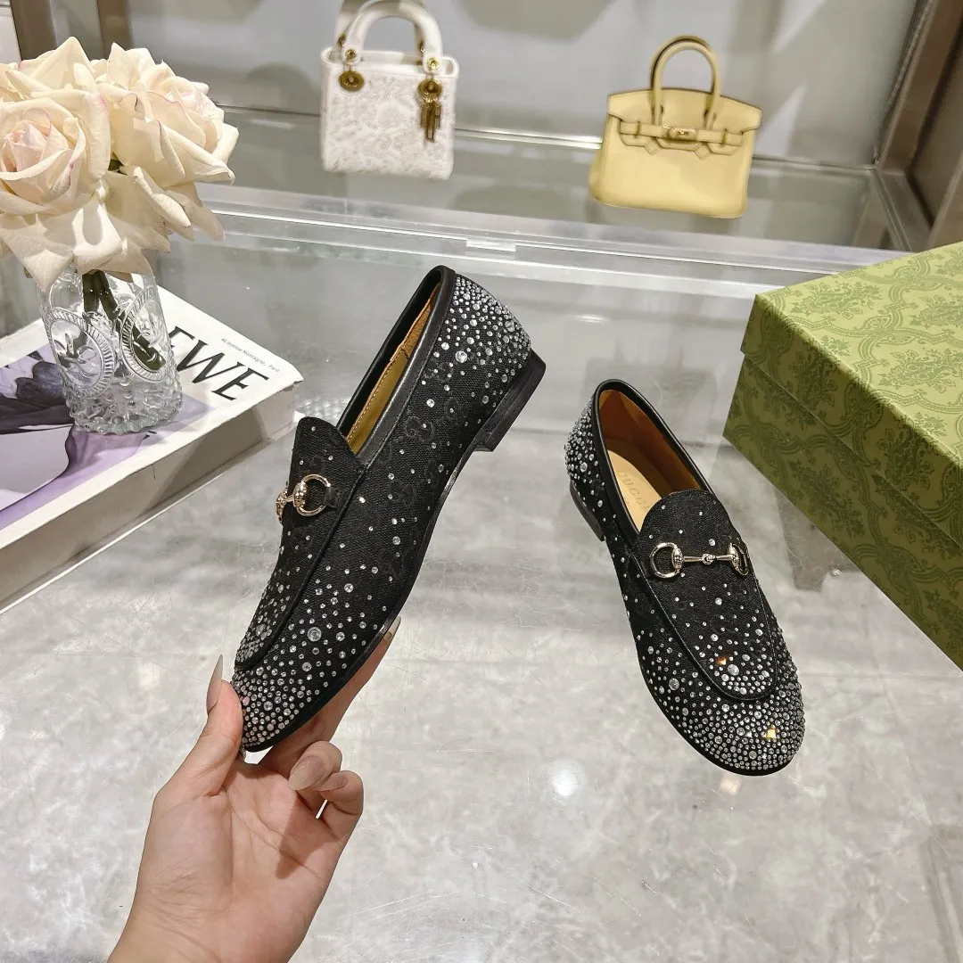 👟👟Ex-factory price 500👟👟 Genuine leather sole + 50 burgundy G diamonds (35-41) (41/42 customized) As an outstanding representative of Gucci’s design heritage, the Jordaan series of loafers with horsebit buckles vividly highlight the classic and elegant style. Crafted from the brand's signature monogram canvas, this shoe is timeless. Made from soft material and with a refined, smooth silhouette, these shoes are a perfect expression of everyday elegance. Gucci Angora Red GG Canvas Women Light Gold Tone Hardware Horsebit Faceted Crystal Detail Leather Sole Flat